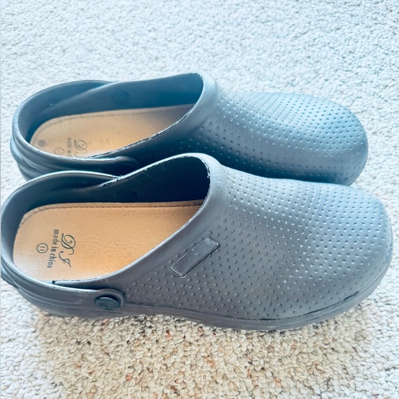 Faux Crocs - Gray - Women’s Men’s Unisex Closed Toe Shoes Women Size 11 or Men 9 - Picture 2 of 5